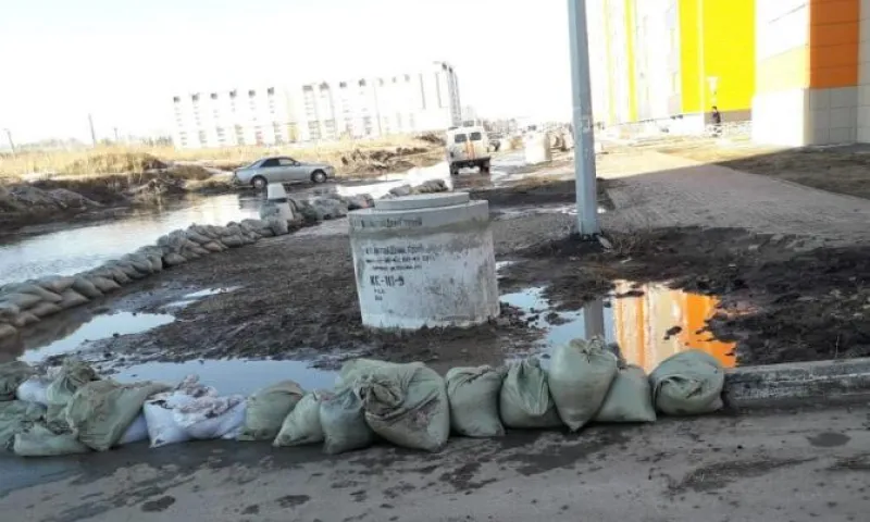 Управляющие компании борются с паводковыми водами в районе новостроек в Барнауле