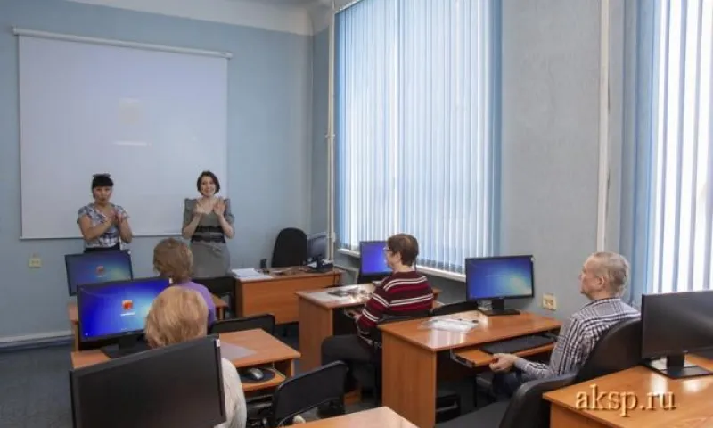 Инвалидов по слуху обучают работе на компьютере в Барнауле