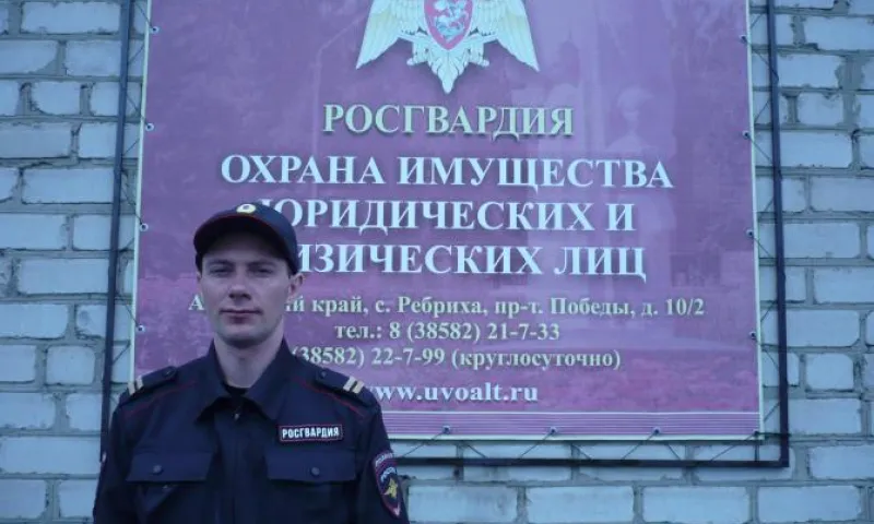 Сотрудник Росгвардии спас провалившегося под лед рыбака в Алтайском крае