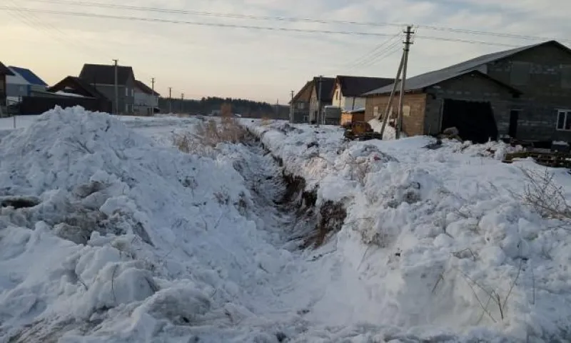 Каналы для пропуска талых и паводковых вод расчищают в Барнауле