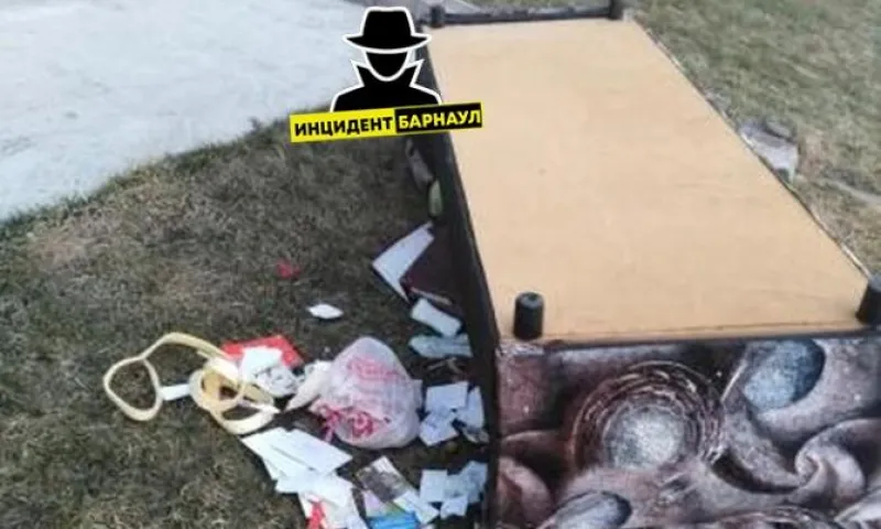 Диван, набитый мусором, выкинули из окна в Барнауле