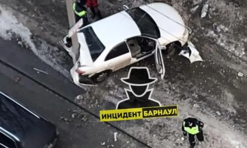 Водитель иномарки врезался в столб, пытаясь скрыться от ДПС в Барнауле