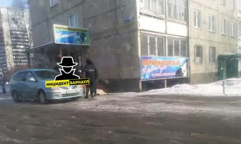 Тело мужчины обнаружили на крыльце парикмахерской в Барнауле
