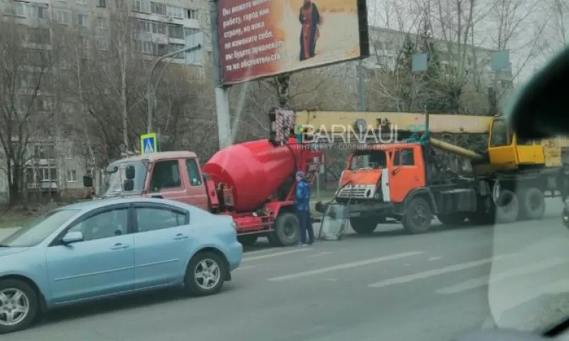 Кран и бетономешалка столкнулись в Барнауле
