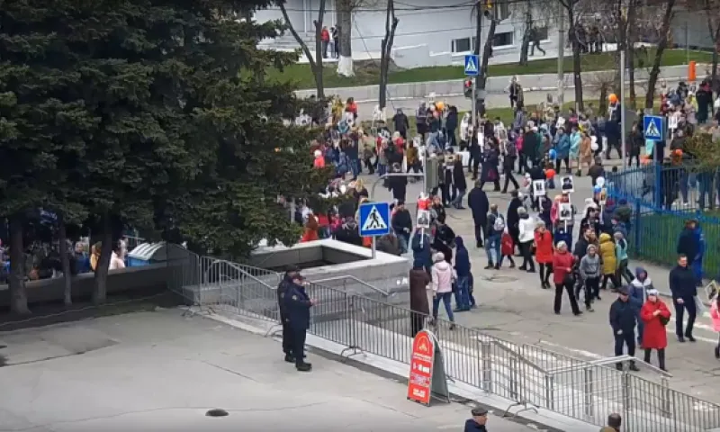 Веб-камеры К24: тысячи барнаульцев вышли на улицы города для празднования Дня Победы 