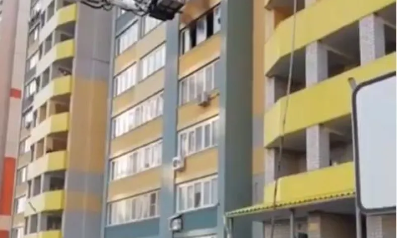 Людей эвакуировали при помощи вышки во время пожара в Барнауле