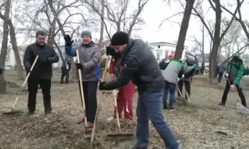 Масштабный городской субботник проходит в барнаульском парке «Изумрудный»