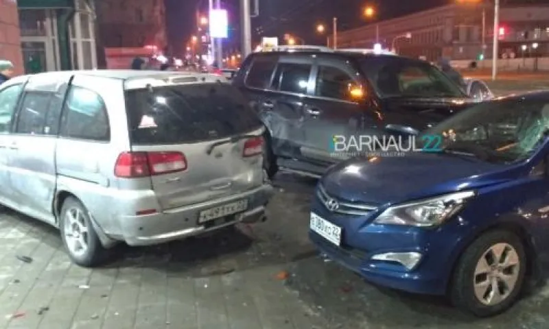 Автомобиль протаранил здание в центре Барнаула 