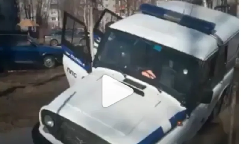 Автомобиль ППС провалился в огромную дыру на дороге в одном из дворов Рубцовска