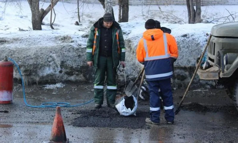 Дорожники продолжают ремонт дорог холодным асфальтом в Барнауле