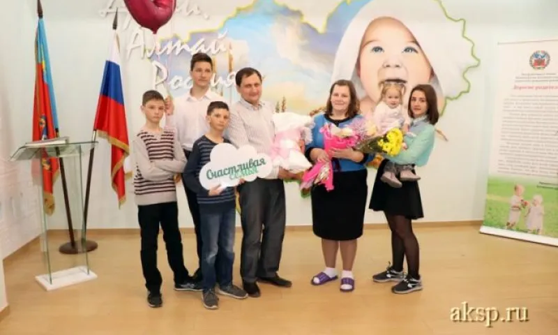 Победительница эстафеты «Согрей теплом родительского сердца» родила шестого ребёнка в Алтайском крае