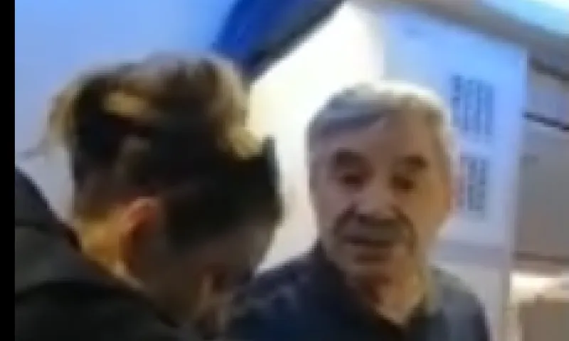 Появилось видео начала конфликта с Панкратовым-Чёрным в барнаульском аэропорту