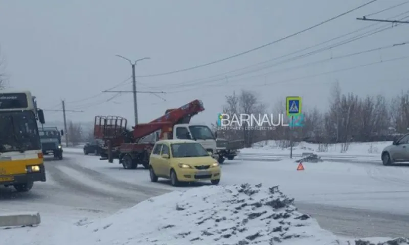 Автовышка столкнулась с двумя автомобилями в Барнауле