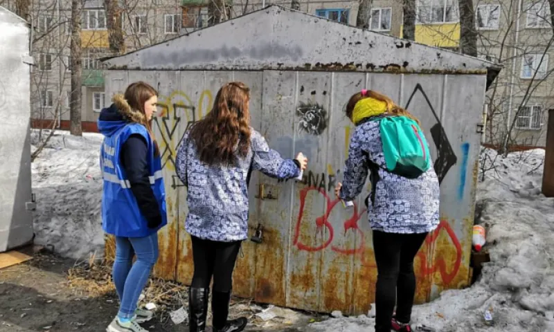 Дружинники закрасили незаконные надписи на гаражах и заборах в Барнауле