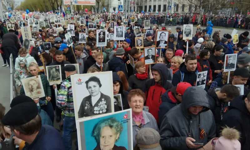 Более 40 тысяч человек прошли в Барнауле в колонне «Бессмертного полка»