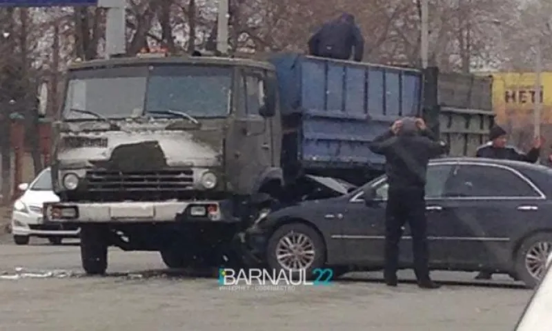 Легковушка попала под грузовик в Барнауле