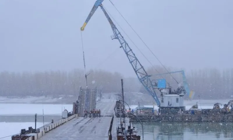 Понтонный мост демонтируют в Бийске 