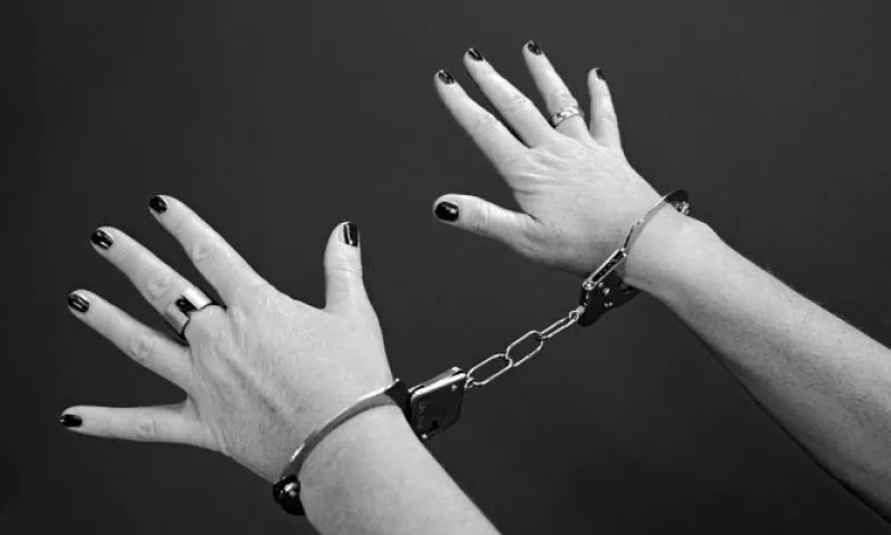 Полицейские задержали женщину за кражу куртки в Барнауле