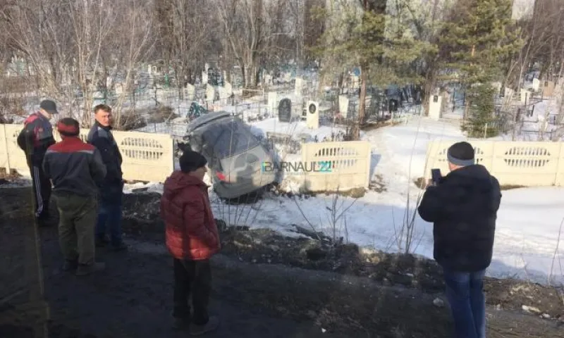 Водитель иномарки врезался в забор кладбища в Барнауле 