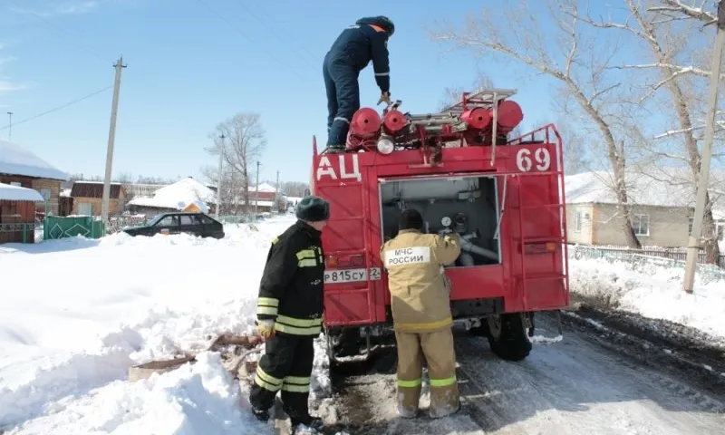 Около полутора тыс. спасателей ликвидируют последствия паводка в Алтайском крае 