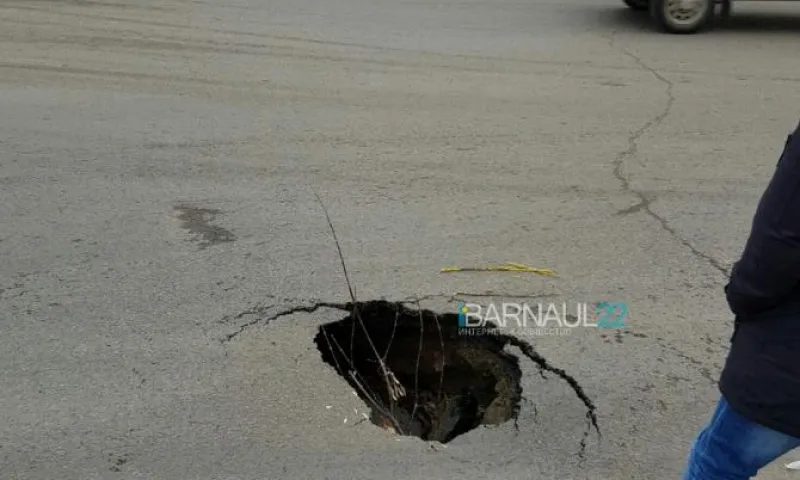 Яма образовалась на перекрестке в Барнауле