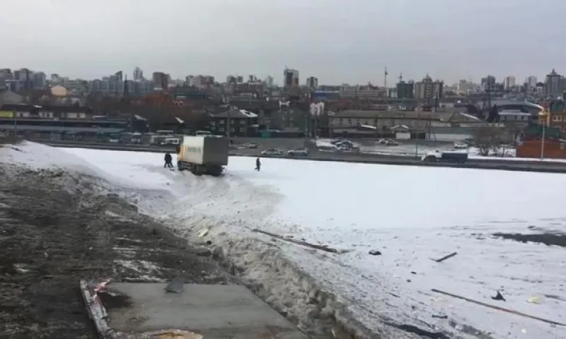ДТП с участием грузовика произошло в Барнауле