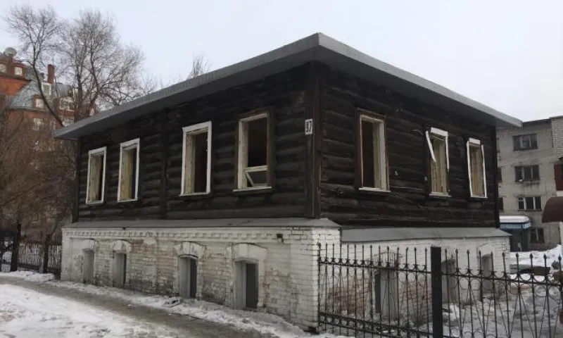 Старинное здание в Барнауле начали сносить