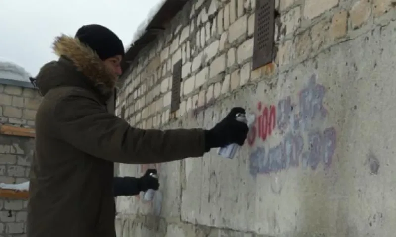 Активисты стерли запрещенную рекламу с барнаульских улиц 