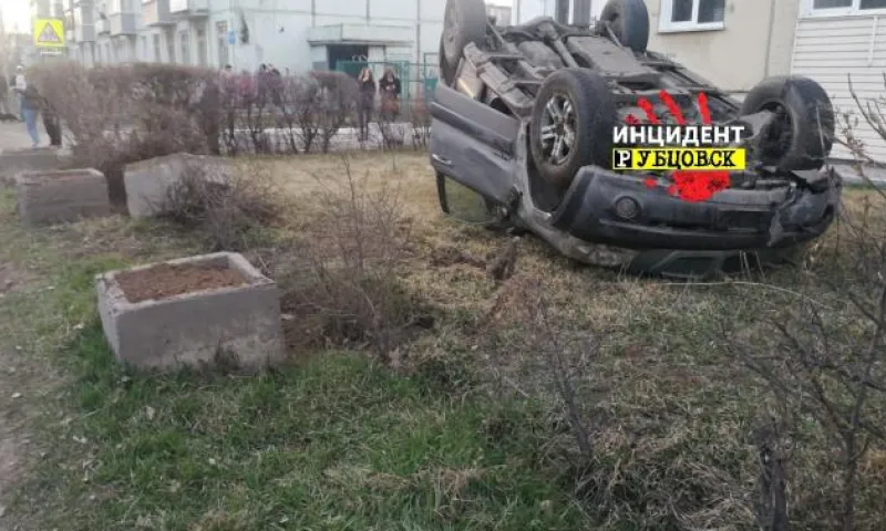Автомобиль перевернулся в результате ДТП в Рубцовске