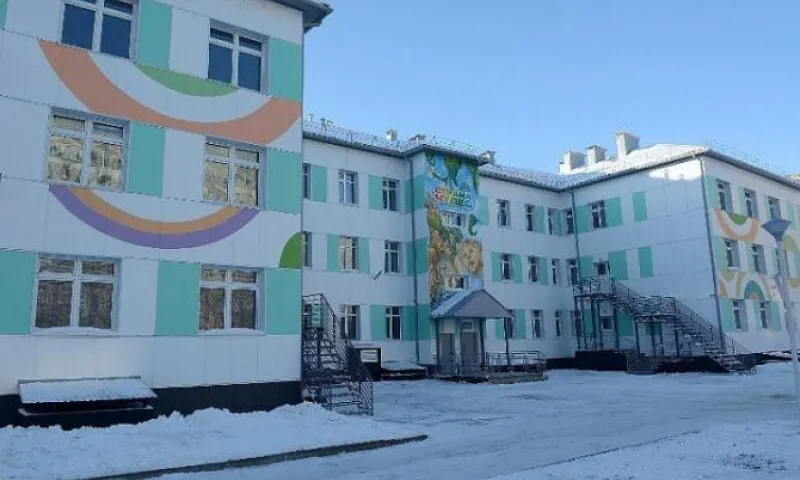 Дворник погиб при уборке снега в детском саду Барнаула