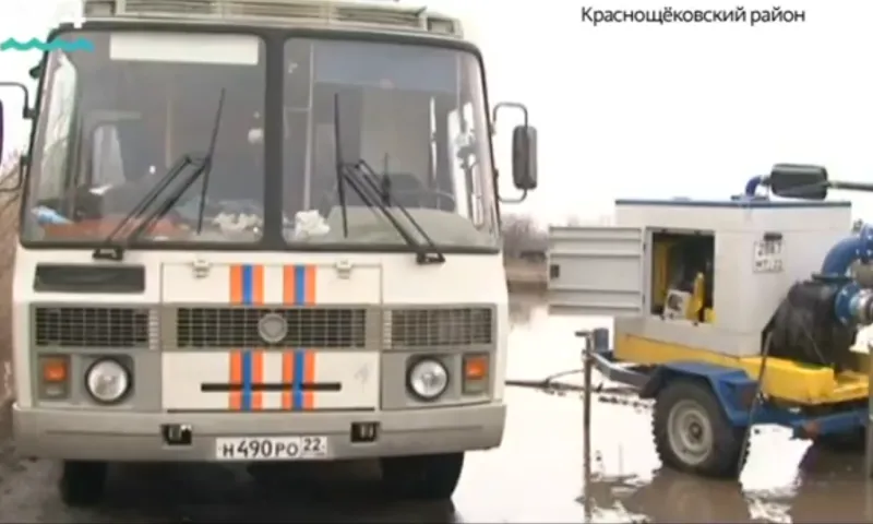 Сотрудники МЧС устраняют последствия паводка в Краснощековском районе