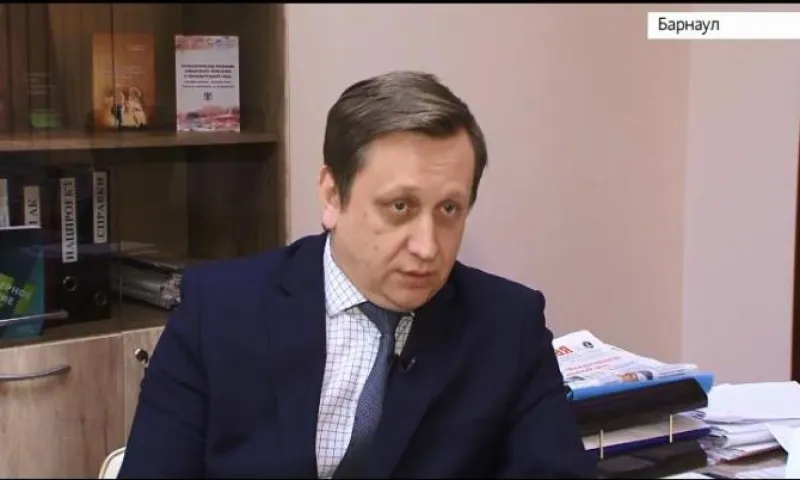 Видео: министр образования Алтайского края прокомментировал ситуацию с увольнением учительницы