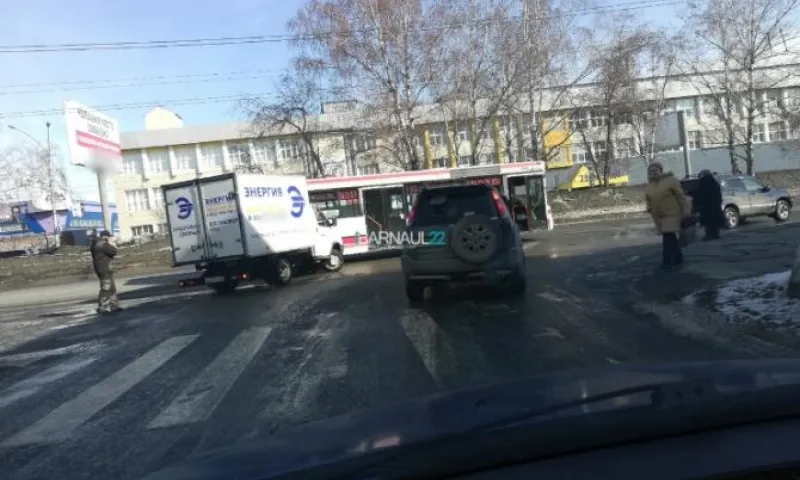 ДТП с участием автобуса и «газели» произошло в Барнауле