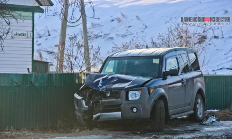 Автомобиль протаранил опору ЛЭП и врезался в забор в Алтайском крае