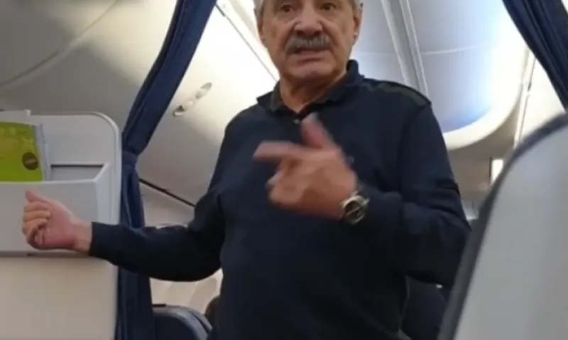 «Простите меня, Христа ради, если я виноват»: актера Александра Панкратова-Черного сняли с самолёта в Барнауле