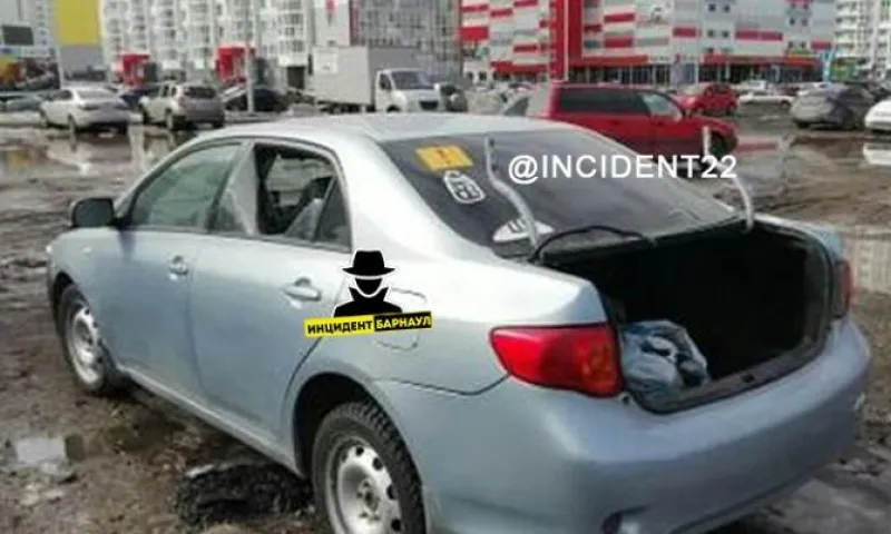 Неизвестные украли крышку багажника с автомобиля ночью в Барнауле