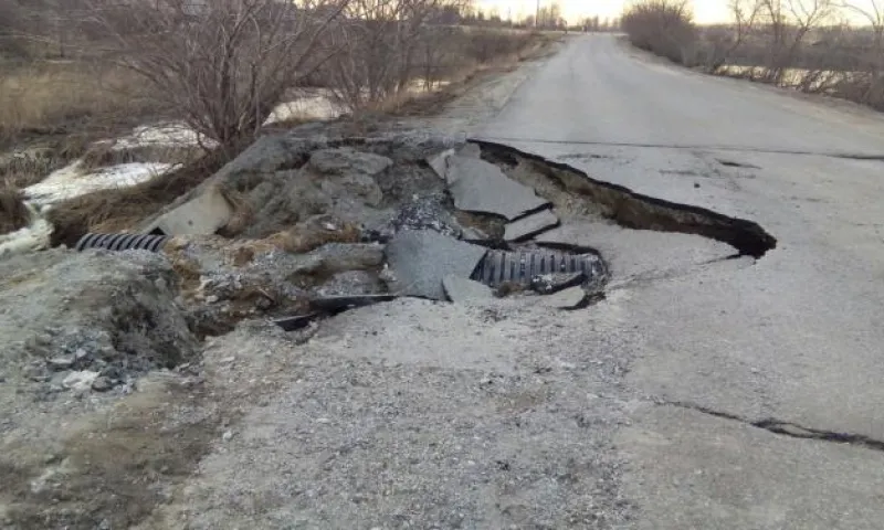 Обвал автодороги произошел в одном из поселков в пригороде Барнаула