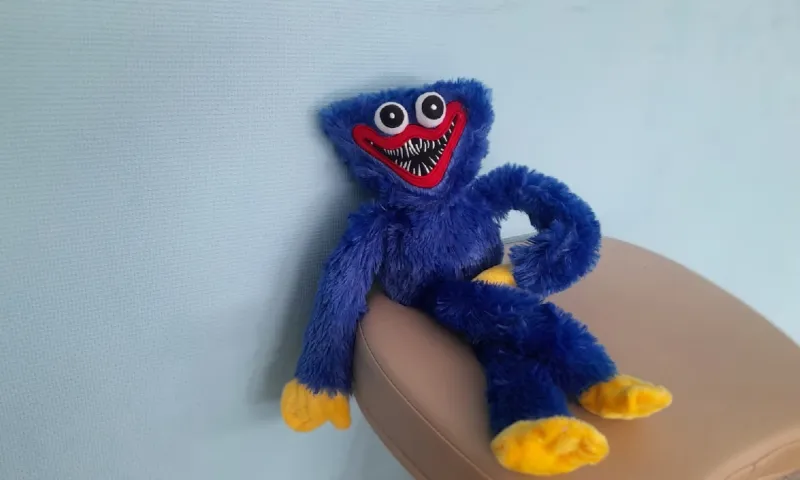 Популярных игрушек-монстров Huggy Wuggy в Роскачестве проверят на угрозу детской психике