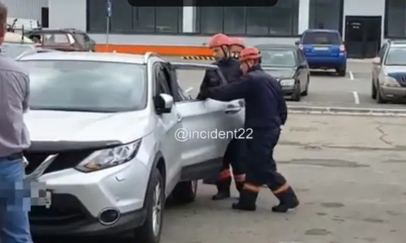 Соцети: ребёнок оказался запертым в машине на парковке в Барнауле