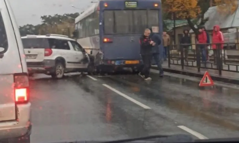Легковушка врезалась в автобус в Барнауле